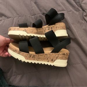 Universal thread strappy platform sandal